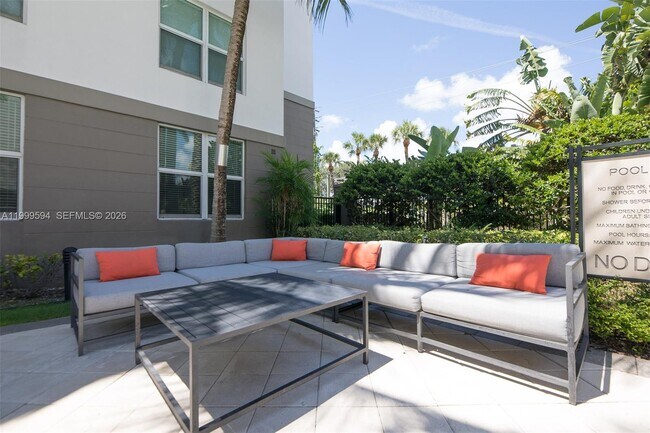 Building Photo - 2401 NE 65th St