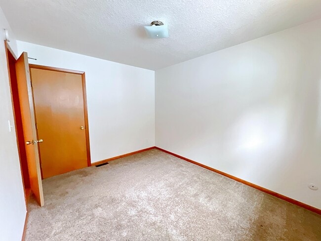 Building Photo - 3385 SE 10th Ave