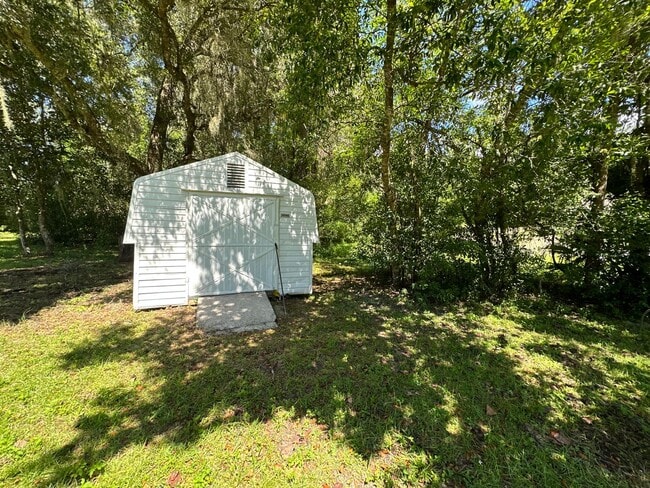 Building Photo - Adorable 2/1/1 nestled on an acre
