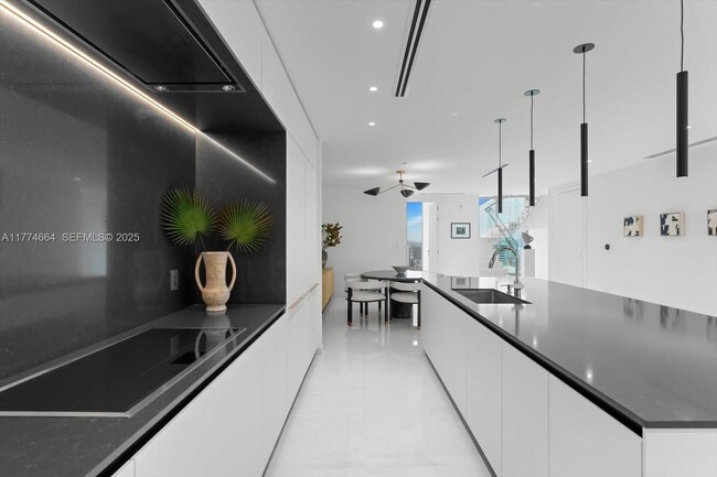 Building Photo - 300 Biscayne Blvd Way