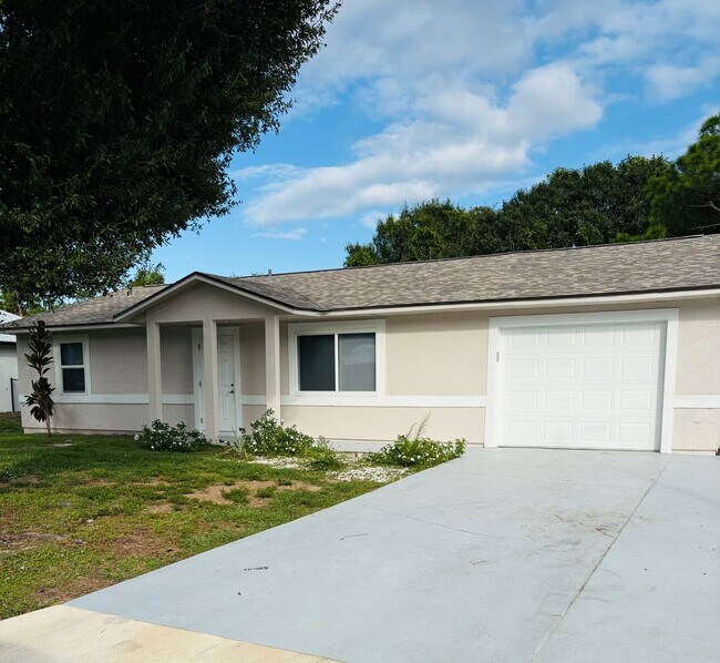 Building Photo - Updated 2/2 in Indian River Estates