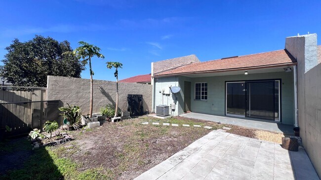 Building Photo - 2 Bedroom/1 Bath Townhome in Orlando!