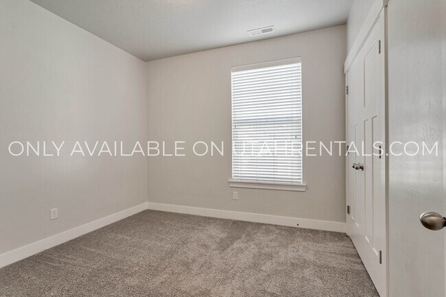 Building Photo - 627 N Sun Peak Dr