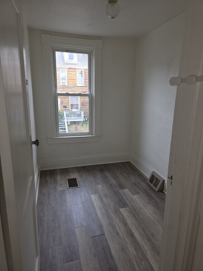 Building Photo - Large 4 Bedroom 2 Bath in Mt. Washington