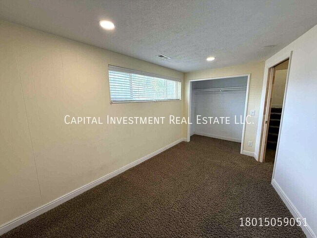 Building Photo - 1102 E Sego Lily Dr