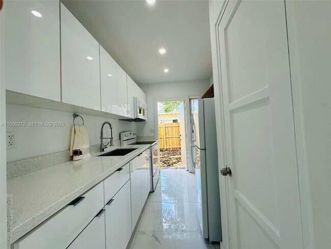 Building Photo - 407 SE 14th Ct