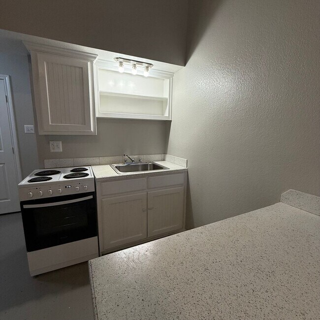 Building Photo - $500 Off 1st Full Month!* All Utilities In...