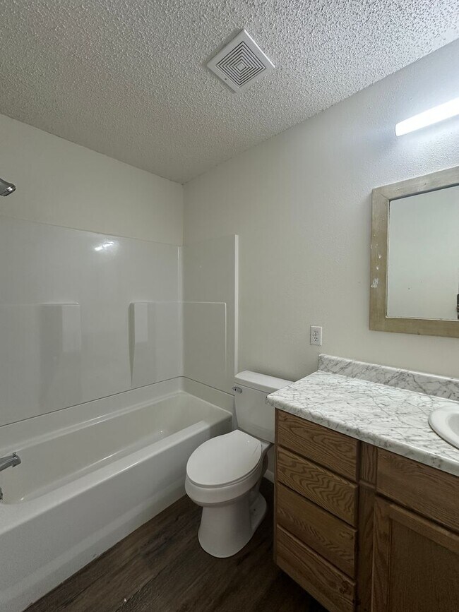 Building Photo - $1300 move-in special