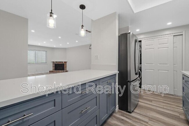 Building Photo - 405 Pioneer Dr