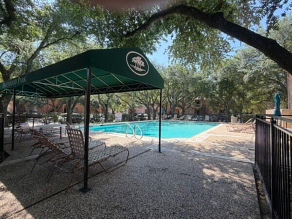 Building Photo - 2255 Braeswood Park Dr