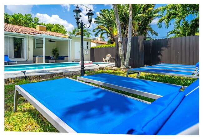 Building Photo - 425 NE 105th St