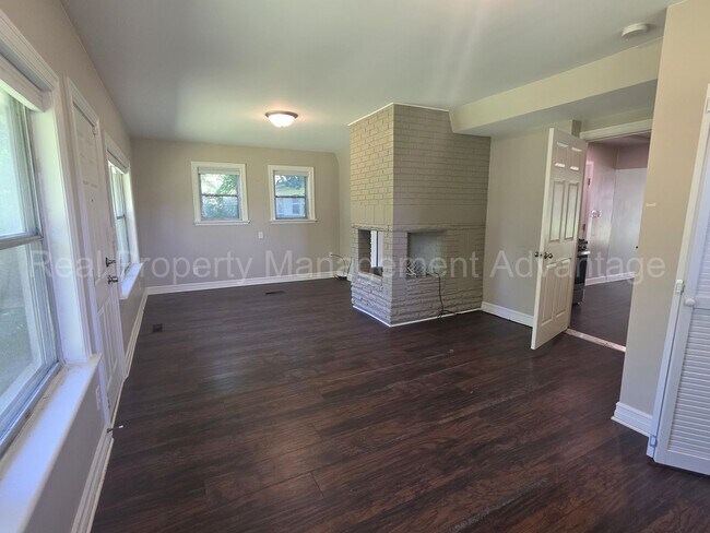Building Photo - Updates Everywhere! 2/3 Bedrooms in Oak Park