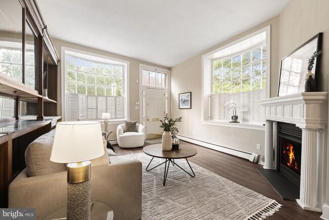 Building Photo - 858 S Front St