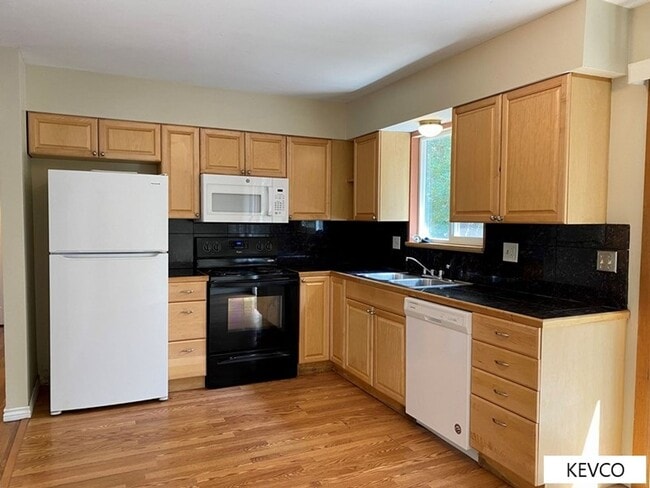 Building Photo - Great and Spacious Home with Backyard!