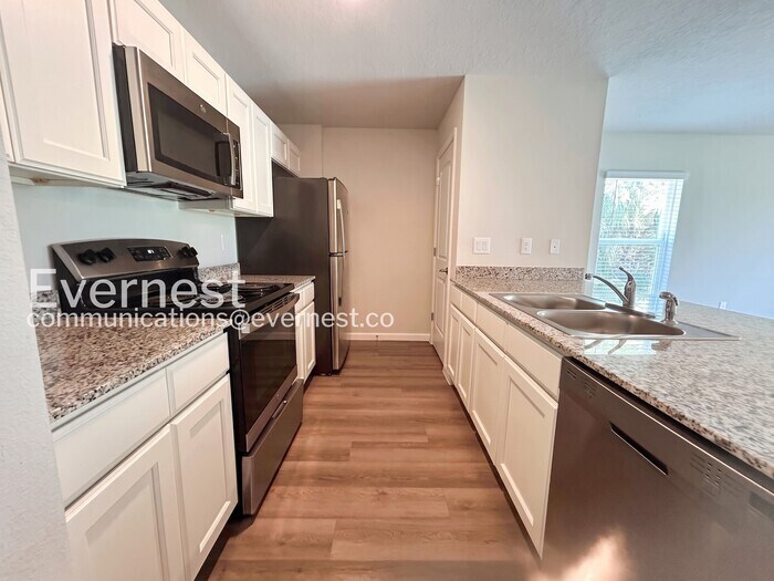 Building Photo - 8 Round Table Ln