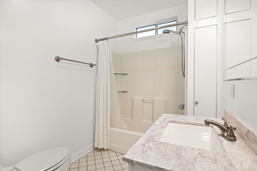 Master bath - 1766 Carmona Ave