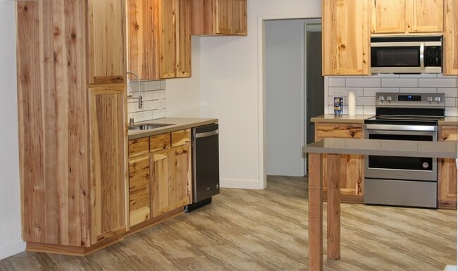 Building Photo - 3 Bedroom, 2 Bathroom Home in Chico with L...