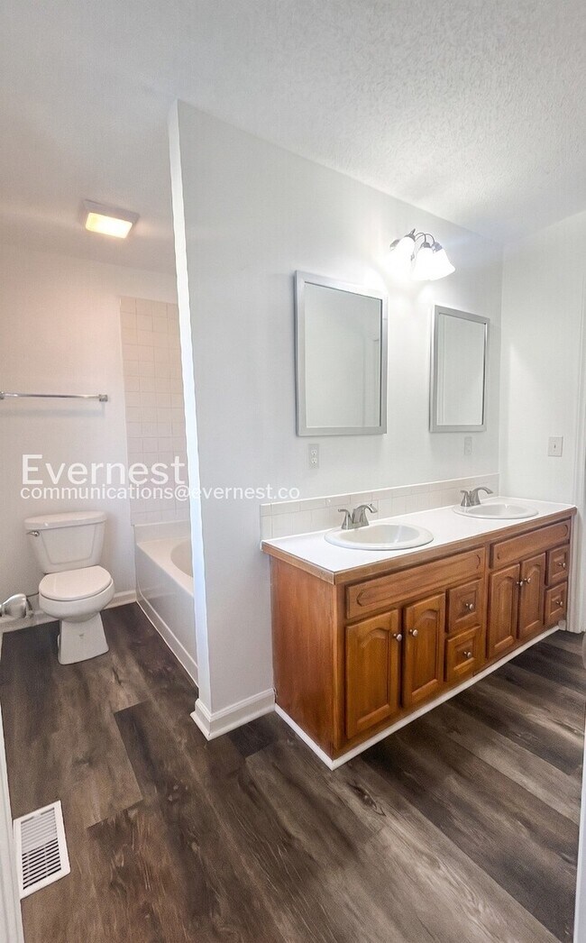 Building Photo - 3 Bed, 2 Bath Home with Off-Street Parking / Available Now!