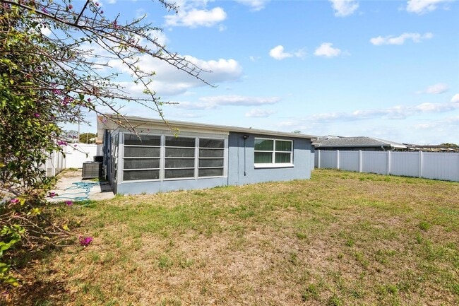 Building Photo - 5648 Saren Dr