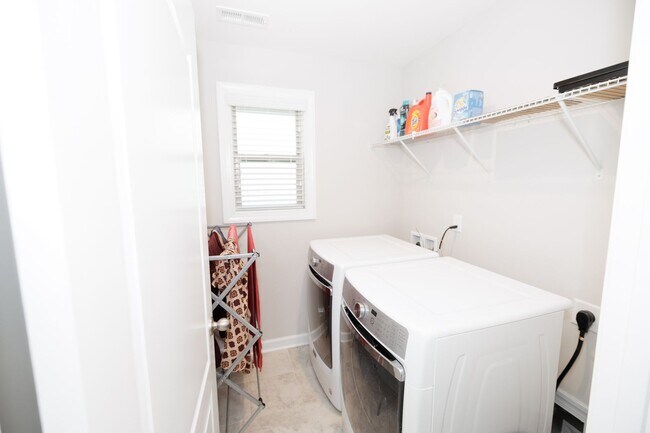 Building Photo - Spacious & Stylish Meritage Home with Sunr...
