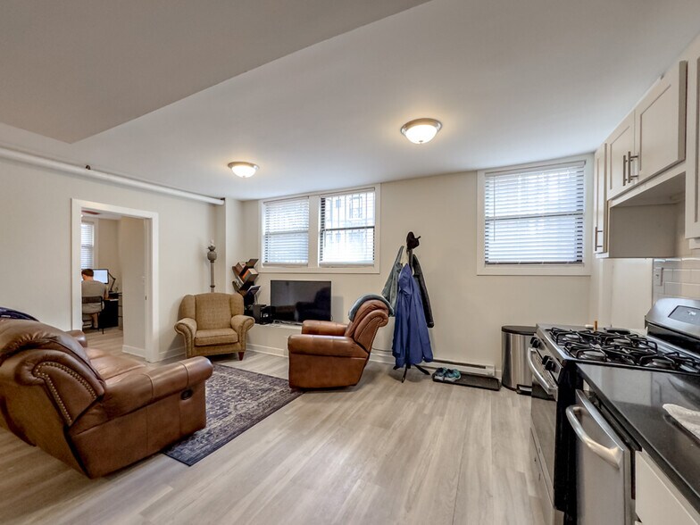 Building Photo - 715 W Roscoe St