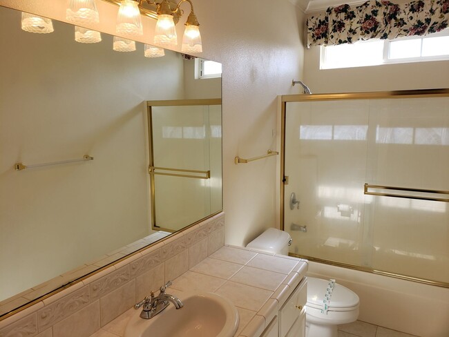 Building Photo - 3 bedroom 2 bath home in Mary Lake