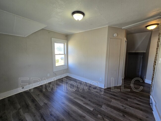 Building Photo - 437 1/2 Riehl Street