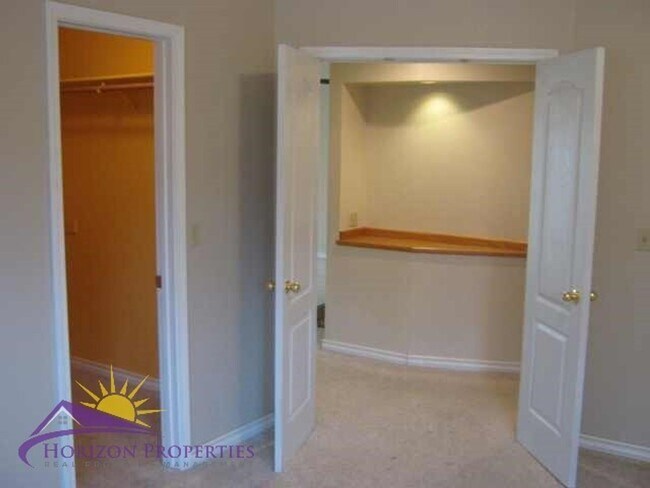 Building Photo - Open 2 Bed 2 Bath Natomas Duplex Unit