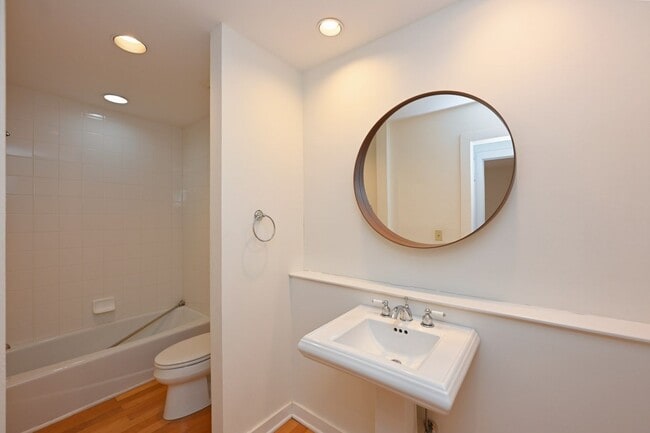 Building Photo - **PERFECTLY SITUATED TOWNHOME IN GREEN HIL...