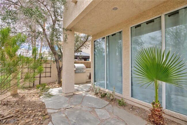 Building Photo - 8949 Diamond Falls Dr