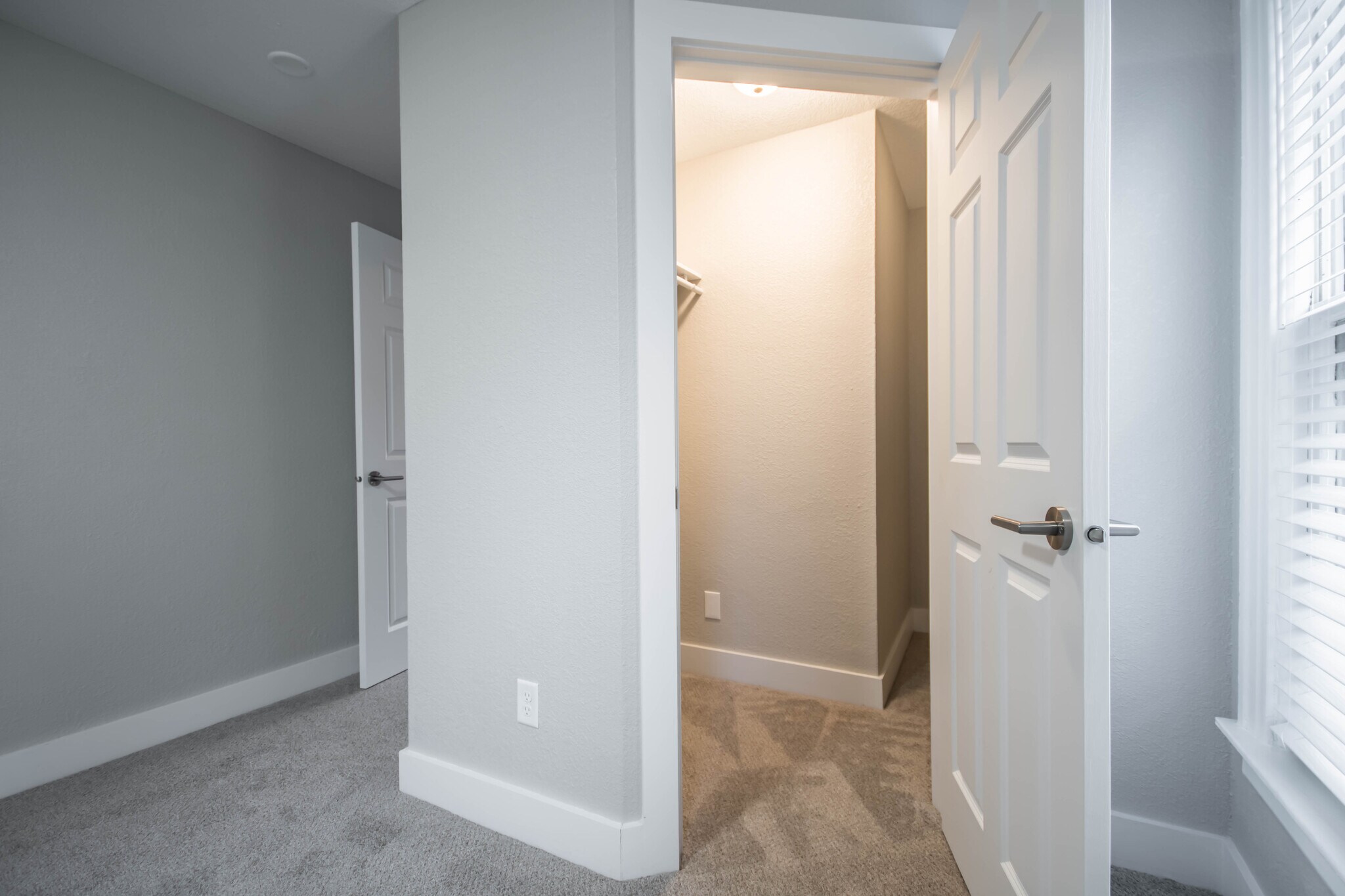 Building Photo - 1659 N Van Buren St