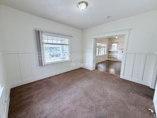 Building Photo - 860 W 56th St