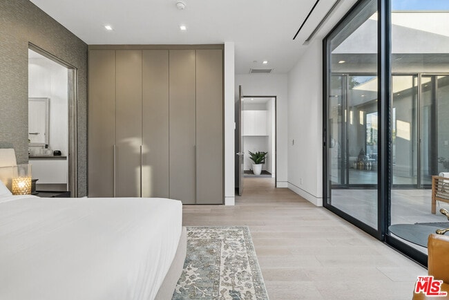 Building Photo - 5365 Vanalden Ave