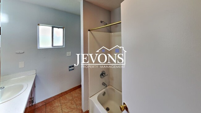 Building Photo - 3-bedroom home near Yakima Valley College ...