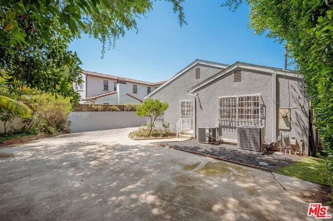 Building Photo - 542 N Sierra Bonita Ave