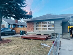 Building Photo - 2 Bedroom 1 Bath w/ Off Street Parking & Laundry