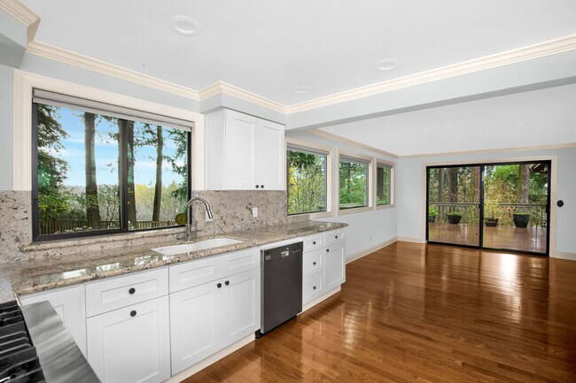 Building Photo - Luxury 3-bedroom Kirkland Bungalow