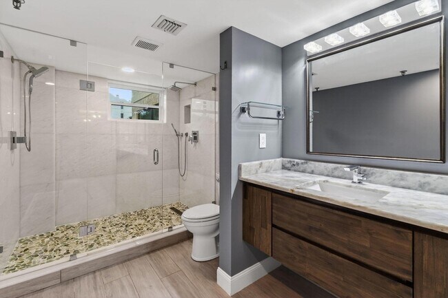 Building Photo - 372 Golfview Rd