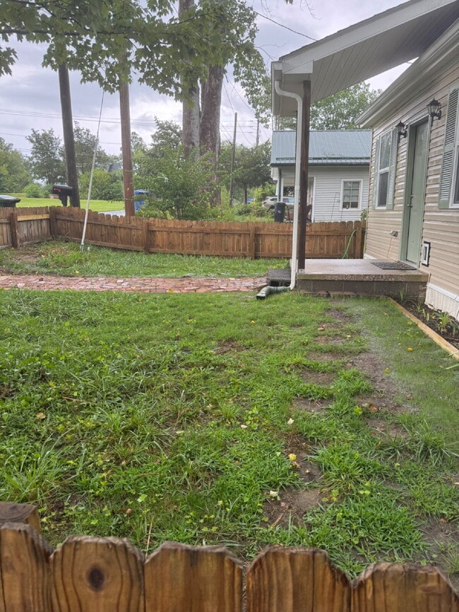 Building Photo - Fully renovated 2 bed/1 bath home with fen...