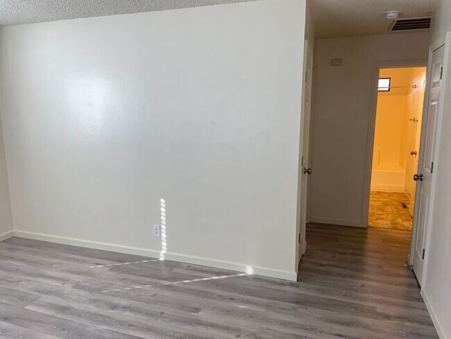 Building Photo - Reno Duplex - 1 Pet Friendly, Garage, Dishwasher, Washer/Dryer Hookups, Central A/C