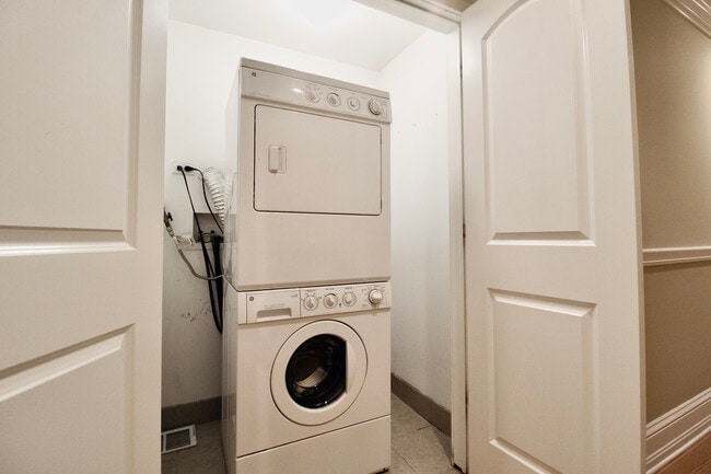 Building Photo - 5528 S Indiana Ave