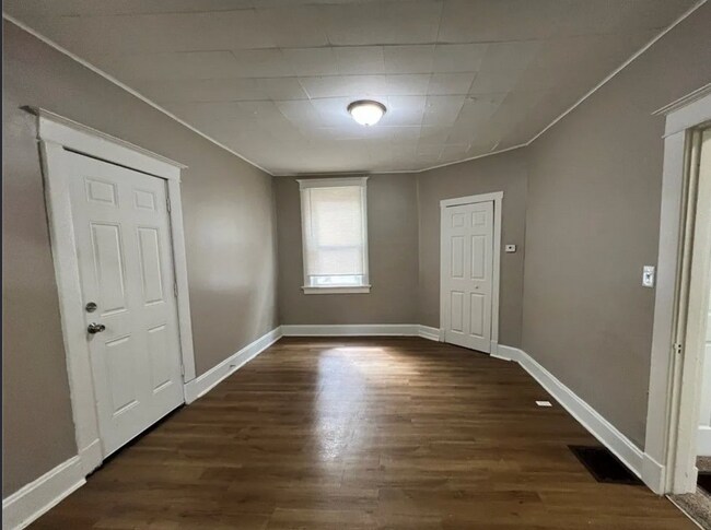 Building Photo - Updated and ready for move in!