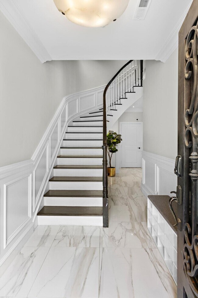 Building Photo - 33 Regency Pl