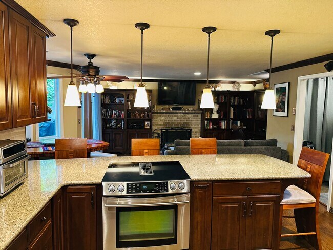 Building Photo - Beautiful Custom Newly Remodeled Home