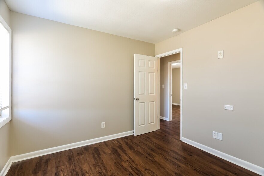 Building Photo - 909 Country View Dr NE