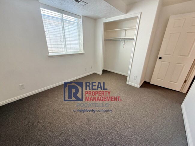 Building Photo - MOVE IN SPECIAL - 5 Bedroom 3.5 Bath Duplex - 2 car garag