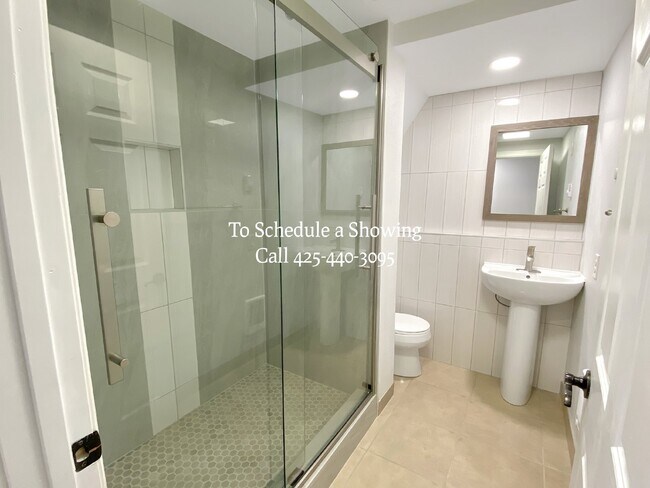 Building Photo - "Charming Bellevue Retreat: Spacious 2-Bed, 2-Bath with Finished Basement!"