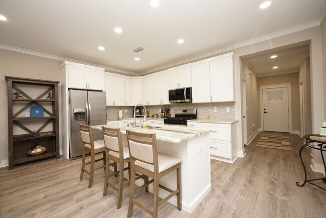 Building Photo - Newer Townhome Conveniently Located Near E...