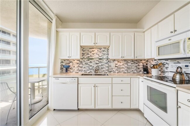 Building Photo - 3554 Ocean Dr