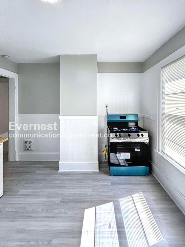 Building Photo - 1334 W 89th St